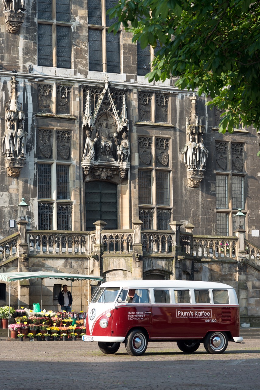 VW T1 vor dem Rathaus